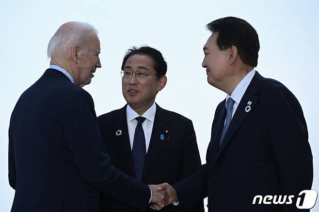 왼쪽부터 조 바이든 미국 대통령과 기시다 후미오 일본 총리, 윤석열 대통령 ⓒ AFP=뉴스1