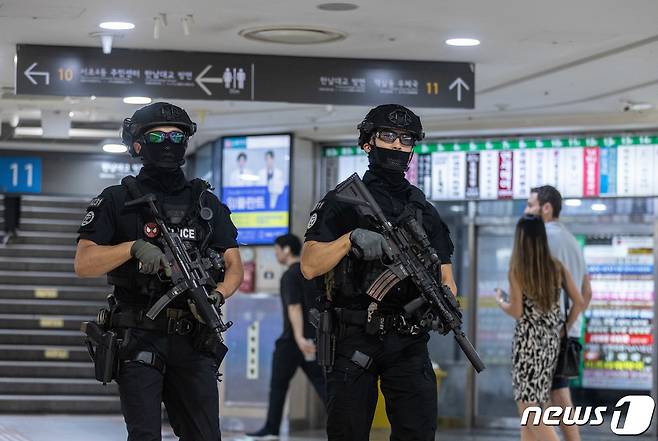 ‘묻지마 칼부림’ 사건 발생으로 시민 불안감이 커지고 있는 6일 오전 서울 강남역에서 경찰특공대원들이 순찰을 하고 있다. 2023.8.6/뉴스1 ⓒ News1 이재명 기자