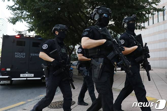 6일 오후 흉기 난동 등 범죄 예방을 위해 대구 중구 동성로~중앙로 구간에 배치된 경찰특공대가 순찰을 강화하고 있다. 2023.8.6/뉴스1 ⓒ News1 공정식 기자