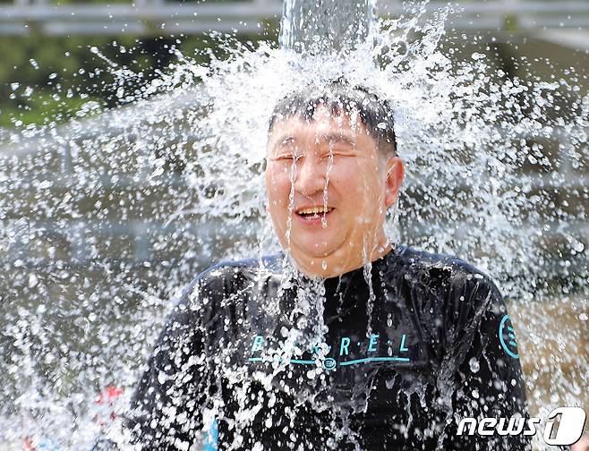 전국 대부분 지역에 폭염경보가 내려진 6일 본격적인 휴가철을 맞아 평창군 대화면 일원에서 열린 2023평창더위사냥축제를 찾은 방문객들이 냉천수 물폭탄을 맞으며 더위를 식히고 있다. (평창군 제공) 2023.8.6/ ⓒ뉴스1