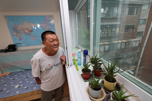 서울 관악구 SH 전세 임대주택에 살고 있는 장동학씨가 2023년 7월14일 자신의 집에서 창밖을 보고 있다. 이정우 선임기자 woo@hani.co.kr