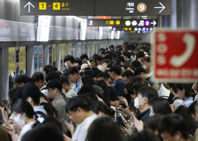 7월 31일 서울 강서구 김포공항역 9호선 승강장이 시민들로 붐비고 있다. 뉴스1