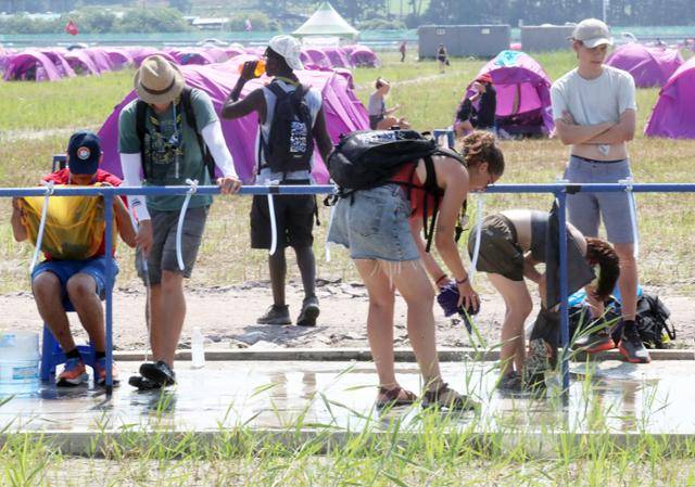 새만금 세계잼버리 참가자들이 6일 전북 부안군 야영장 내 수돗가를 찾고 있다. 부안=연합뉴스 >