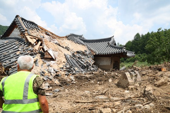 지난달 30일 경북 봉화군 춘양면 학산리 한 주택이 산사태로 무너진 채 남아 있다. 같은 달 15일 집중호우로 산사태가 발생해 이 주택에서만 2명이 숨졌다. 연합뉴스