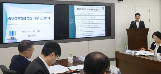 이원석 검찰총장이 6일 오전 서울 서초구 대검찰청에서 신림역 흉기난동, 분당 흉기난동, 대전 교사피습 사건 및 이에 이은 다수의 온라인상 살인예고 범죄에 대비, 대검 각 부서장 및 사건 발생 지역 기관장이 참석하는 '중대강력범죄 엄정 대응 긴급회의'를 소집했다. 대검찰청=뉴스1