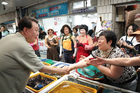 휴가 중인 윤석열 대통령이 4일 경남 거제의 전통시장인 고현종합시장을 방문해 상인들과 인사를 나누고 있다. 사진 대통령실