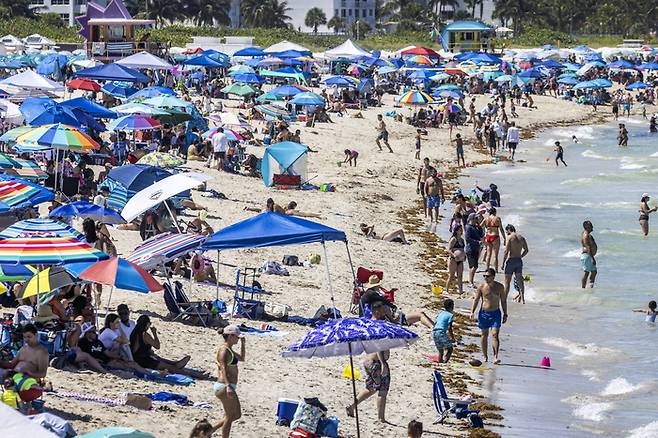 미국 플로리다주 마이애미 해변에 지난달 30일(현지시간) 관광객들이 해수욕을 즐기고 있다. EPA연합뉴스