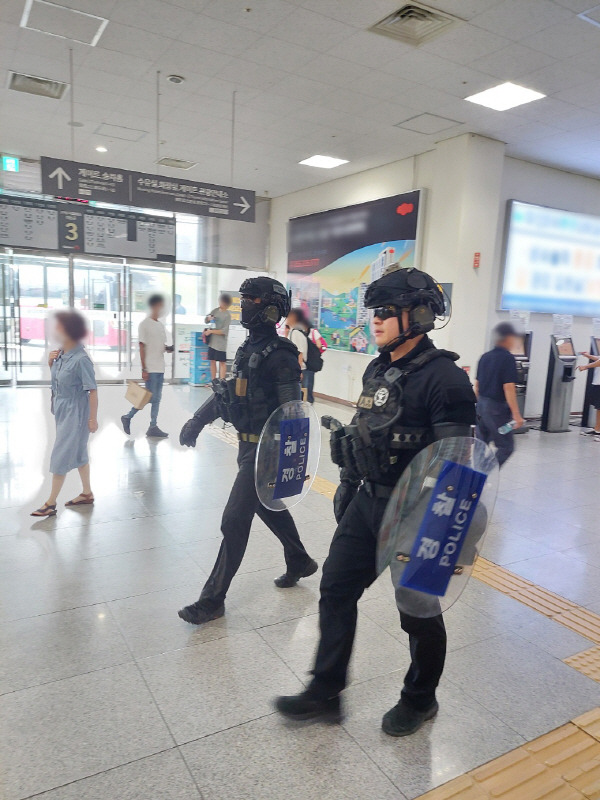 지난 5일 오전 경남경찰철 소속 특공대원들이 김해시외버스터미널에서 순찰활동을 벌이고 있다. 경남경찰청 제공