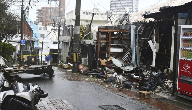 제6호 태풍 '카눈'이 강타한 일본 오키나와현 남부 나하시의 거리가 2일 초토화돼 있다. 교도 연합뉴스