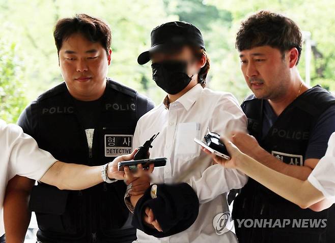 서울 강남 고속버스터미널에서 흉기를 소지하고 배회한 20대 남성 A씨가 영장실질심사를 받기 위해 6일 오후 서초구 서울중앙지법에서 법정으로 향하고 있다. 경찰은 지난 4일 오전 10시39분께 “고속터미널에 칼을 들고 다니는 남자가 있다”는 보안요원의 신고를 받고 출동해 A씨를 특수협박 혐의로 체포하고 흉기 2점을 압수했다 [사진 = 연합뉴스]