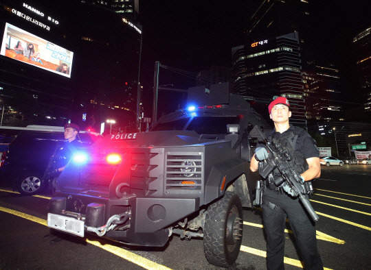 4일 오후 온라인 커뮤니티에 살인을 예고하는 게시물 두 건이 올라온 서울 강남역에서 소총과 권총으로 무장한 경찰특공대원들과 전술 장갑차가 경계근무를 하고 있다. 뉴시스