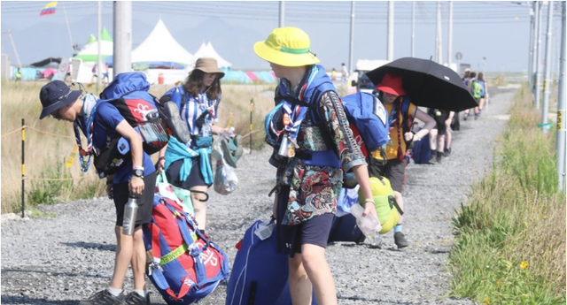 영국 대원들이 6일 전북 부안군 야영장에서 철수를 위해 짐을 나르고 있다. 연합뉴스