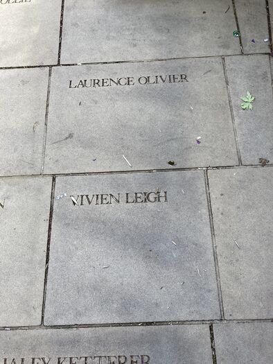 글로브 극장 바닥에 새겨진 후원자들의 이름. 배우 로렌스 올리비에와 비비안 리의 이름이 보인다.