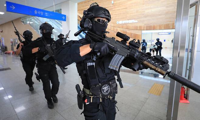 해병대 9여단 특임대 대원들이 테러범을 진압하는 훈련을 하고 있다. 세계일보 자료사진
