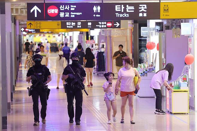 연이은 흉기 난동 사건 발생과 살인 예고 등으로 국민 불안감이 커지는 가운데 6일 서울 강남구 강남역에서 경찰특공대원이 순찰을 하고 있다.