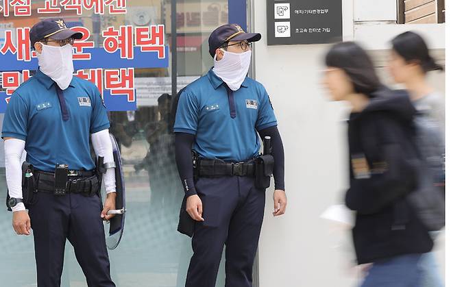 연이은 흉기 난동 사건 발생과 살인 예고 등으로 국민 불안감이 커지는 가운데 6일 서울 강남구 대치동 학원가에서 경찰들이 순찰을 하고 있다.