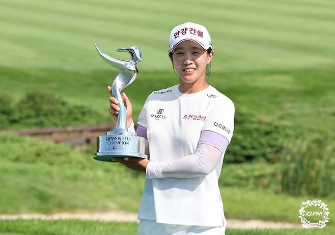 임진희가 6일 제주도 블랙스톤 제주에서 열린 2023 한국여자프로골프(KLPGA) 투어 제주삼다수 마스터스에서 우승한 뒤 트로피를 들고 활짝 웃고 있다. ｜KLPGA 제공