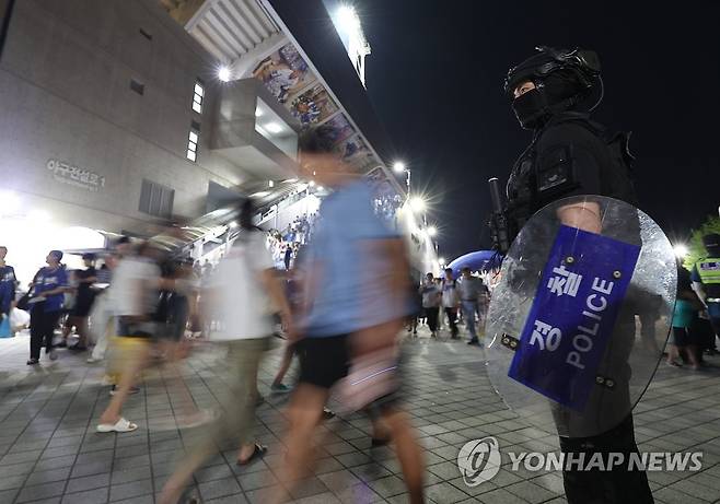 '살인 예고'에 불안한 주말 밤 (대구=연합뉴스) 윤관식 기자 = 삼성과 LG의 프로야구 경기가 열리는 대구 야구장에서 '흉기 난동'을 부리겠다는 예고 글이 올라온 지난 5일 오후 대구 삼성라이온즈파크에서 경찰특공대가 총기를 소지한 채 만일의 상황에 대비하고 있다. 2023.8.5 psik@yna.co.kr