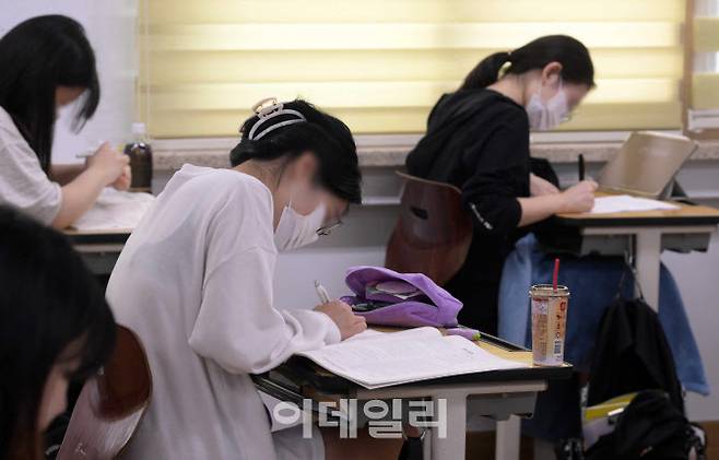 2024학년도 대학수학능력시험 6월 모의평가가 치러진 지난 6월 1일 서울 영등포구 여의도여고에서 3학년 학생들이 시험을 준비하고 있다.(사진=뉴시스)
