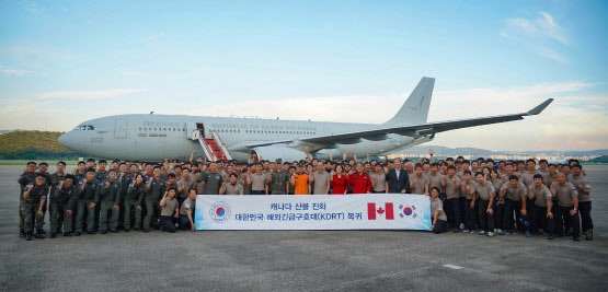 캐나다 산불 진화 대한민국 긴급구호대 단체사진(사진=코이카)