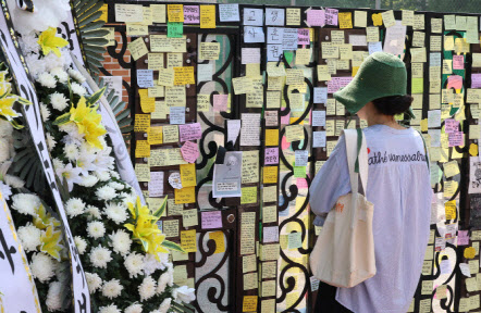 지난 21일 추모객이 서울 서초구 서이초 인근에 극단적 선택을 한 새내기 담임교사에 대한 추모공간에서 애도를 표하고 있다. (사진=연합뉴스)