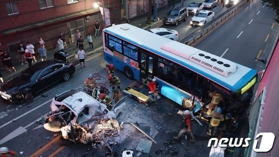 5일 오후 7시24분께 경남 창원시 마산회원구 석전동 석전사거리에서 시내버스와 택시, 승용차가 추돌하는 사고가 발생해 소방이 구조활동을 하고 있다. (창원소방본부 제공)