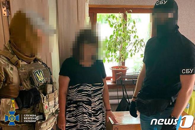 (서울=뉴스1) 김민수 기자 = 우크라이나 보안국(SBU)은 7일(현지시간) 볼로디미르 젤렌스키 대통령에 대한 암살 시도에 연루된 여성 정보원 1명을 체포했다고 밝혔다. 2023.08.07/뉴스1(텔레그램 갈무리)
