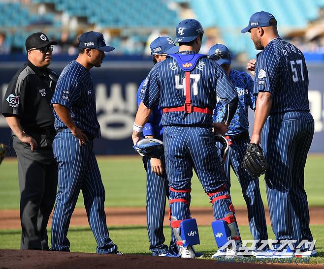 베이스커버에 들어가다 다리 통증을 호소하며 교체된 삼성 선발 수아레즈.