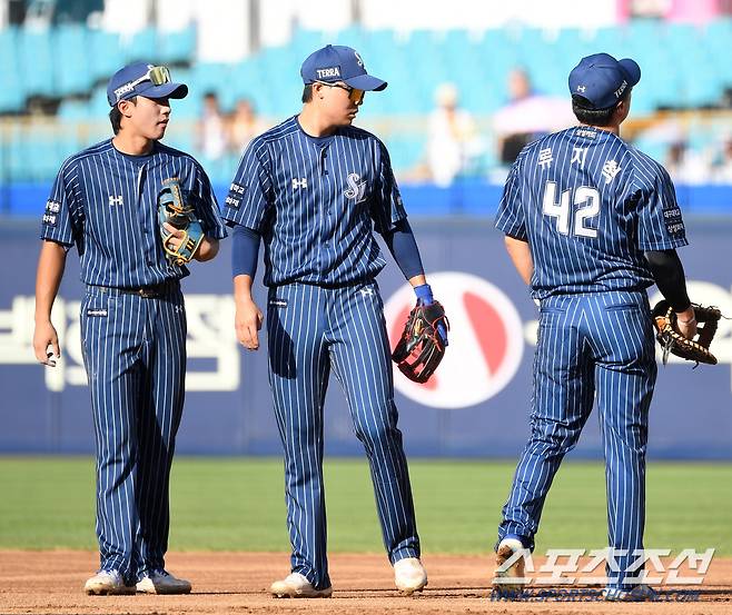 쓰러진 형이 걱정돼 달려온 이재현과 김동진, 다행히 류지혁은 본인 힘으로 일어났다.