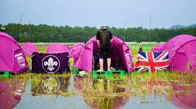 잼버리 벨기에 대표단이 인스타그램 공식 계정에 올린 물 웅덩이 위에 플라스틱 팔레트를 깔고 텐트를 치는 사진/ 벨기에 대표단 인스타그램 캡처