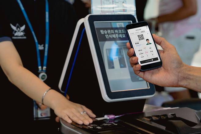 통신 3사와 한국공항공사가 김포와 김해·제주 등 전국 국내선 14개 공항에서 본인의 스마트폰 내 PASS 앱으로 신분증과 탑승권을 한 번에 인증받는 'PASS스마트항공권' 서비스를 7일부터 시행한다고 밝혔다. /통신 3사