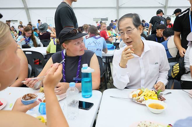 한덕수 국무총리가 지난 6일 전북 부안 '2023 새만금 세계스카우트잼버리' 국제운영요원 식당에서 요원 등과 함께 식사하며 대화를 나누고 있다. /총리실 제공