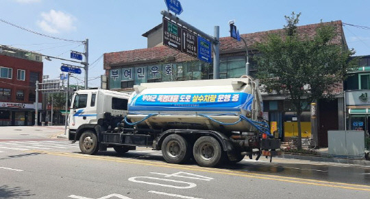 부여군 폭염대응 살수차 운행 장면 사진=부여군 제공