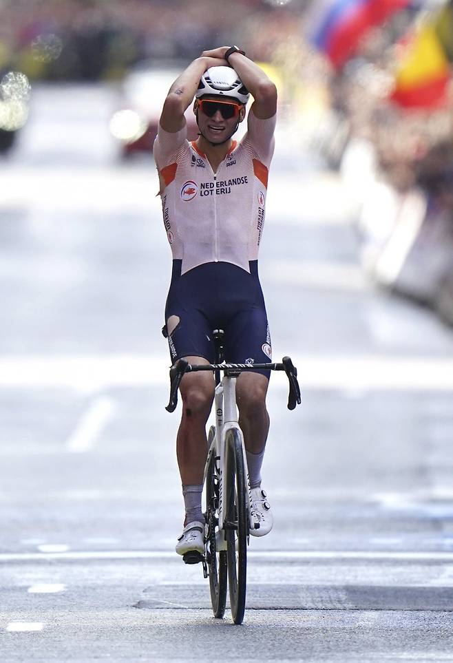 메튜 반더폴이 7일 영국 스코틀랜드 에든버러에서 출발해 글래스고에서 마무리된 2023 국제사이클연맹(UCI) 세계선수권 남자 로드레이스에서 가장 먼저 결승선을 통과하며 감격하고 있다. 글래스고=AP 뉴시스