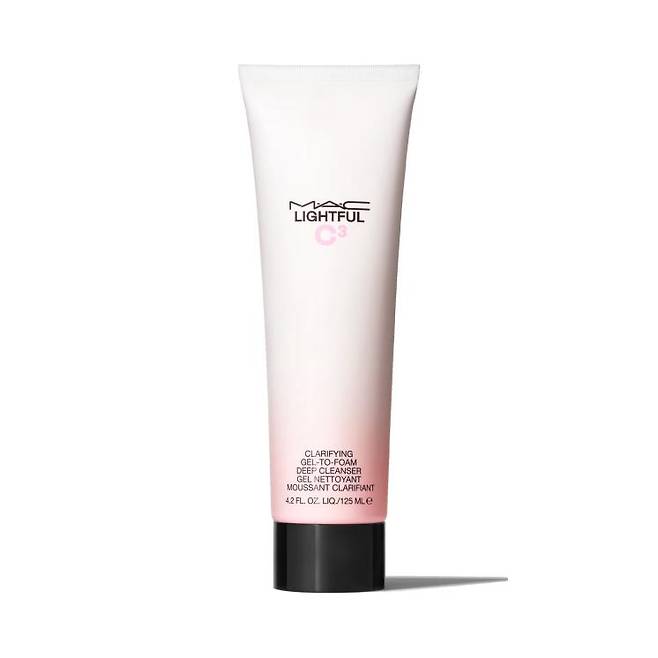 맥 라이트풀 C3 클래리파잉 젤-투-폼 딥 클렌저 - 마른 얼굴에 젤을 문지르고 물을 더하면 거품이 생긴다. 이차 세안 필요 없이 한 번에 클렌징이 끝나며 비타민 C 함유. 125mL 4만 2천 원.
