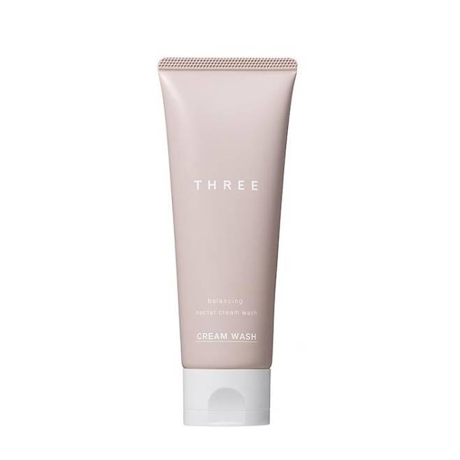 쓰리 밸런싱 넥타 크림 워시 - 기존 제품 대비 4백분의 1로 작아진 200㎛ 거품 입자가 피부 요철과 모공 사이 오염까지 씻어낸다. 민감성 피부 사용 가능. 100g 4만 7천 원.