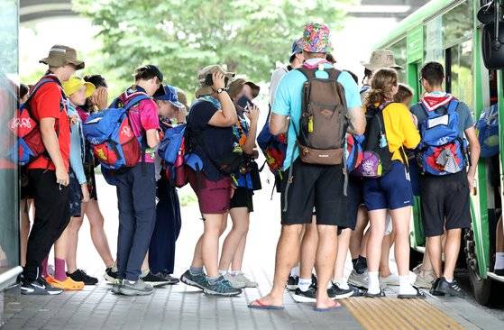 새만금 세계 잼버리를 조기 철수한 영국 스카우트 대표단이 6일 오전 서울 마포구 월드컵경기장에서 버스를 타고 있다. 뉴스1