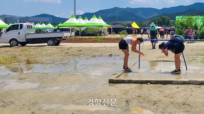 지난 3일 전북 부안군 새만금에서 열리고 있는 ‘제25회 세계스카우트 잼버리’ 대회장의 열악한 모습. 부안|김창효 선임기자