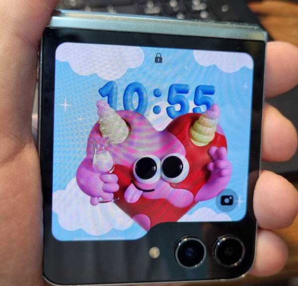 갤럭시 Z플립 5 커버스크린. 전작보다 넓이가 약 2.5배 커졌다. 정옥재 기자