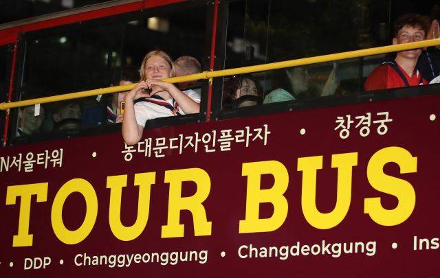 2023 새만금 세계 스카우트 잼버리에서 조기 퇴영한 영국 스카우트 대원들이 6일 밤 광화문 서울 시티투어버스에 탑승해 출발을 기다리고 있다. 연합뉴스