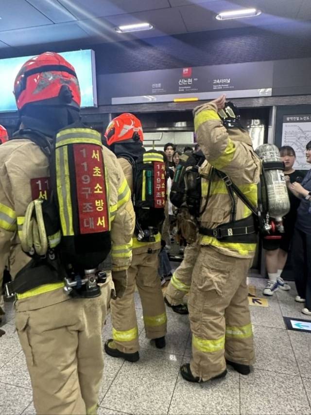 6일 서울 강남구 역삼동 신논현역에서 가스테러와 난동범 오인 신고가 들어와 승객들이 대피하는 소동이 벌어졌다. 온라인 커뮤니티 캡처