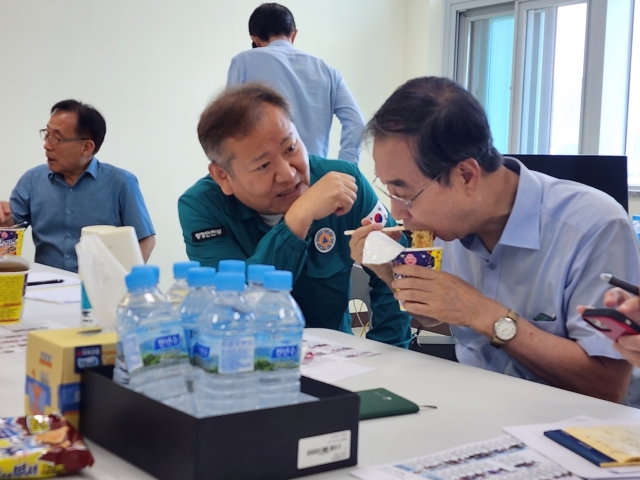 한덕수 국무총리가 6일 오후 전북 부안군 새만금 세계스카우트잼버리 현장을 찾아 임시상황실에서 이상민 행정안전부 장관과 대화하고 있다. 총리실 제공