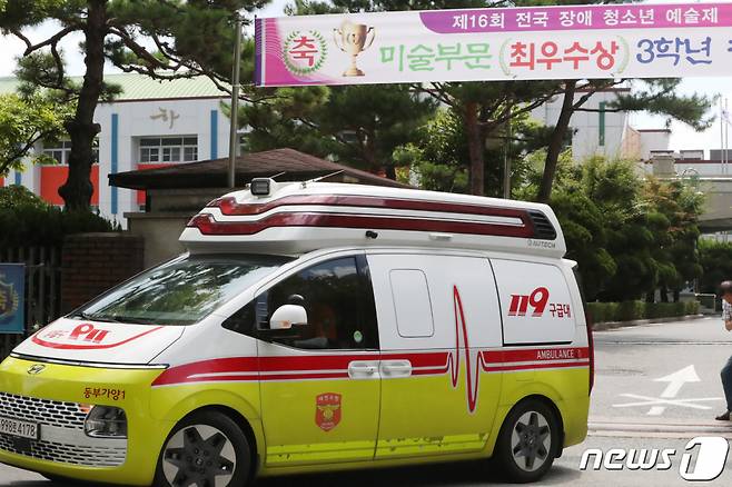 (대전=뉴스1) 김기남 기자 = 4일 오전 대전 대덕구 한 고등학교에서 20∼30대로 추정되는 남성이 학교에 무단침입해 40대 교사를 흉기로 찌르고 도주하는 사건이 발생했다. 사건이 발생한 학교에서 구급차량이 이동하고 있다.2023.8.4/뉴스1 Copyright (C) 뉴스1. All rights reserved. 무단 전재 및 재배포 금지.