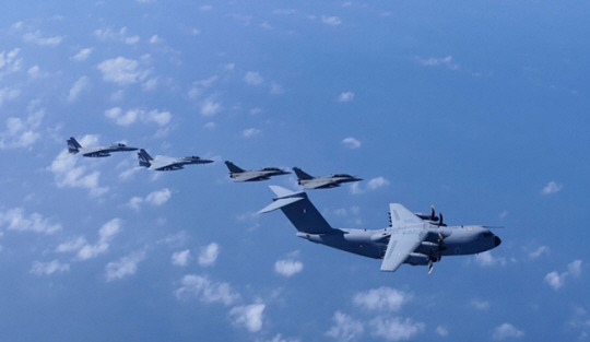 7월 26일 진행된 일본·프랑스 전투기 합동훈련. AFP 연합뉴스 자료사진(일본 항공자위대 제공)