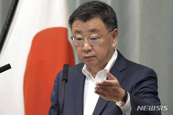 [도쿄=AP/뉴시스]일본 정부는 유엔 인권이사회가 엔터테이먼트 업체 쟈니스의 창업자 겸 전 사장인 고(故) 쟈니 기타자와 성착취 의혹과 관련 '피해자 구제 확보'를 요청한 데 대해 "모든 아이들, 젊은이가 안심하고 지낼 수 있는 사회 실현을 위해 착실하게 시책을 실시하겠다"며 원론적인 입장을 밝히는 데 그쳤다. 사진은 마쓰노 히로카즈 일본 관방장관이 지난 5월29일 도쿄 총리 관저에서 기자회견을 열고 질문을 받고 있다는 모습 2023.08.07.