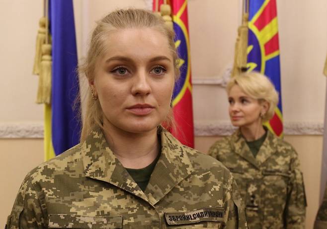 우크라이나 국방부가 공개한 여군의 새 군복