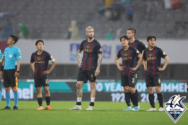 수원FC의 외국인 공격수 라스(왼쪽에서 두 번째). /사진=한국프로축구연맹 제공