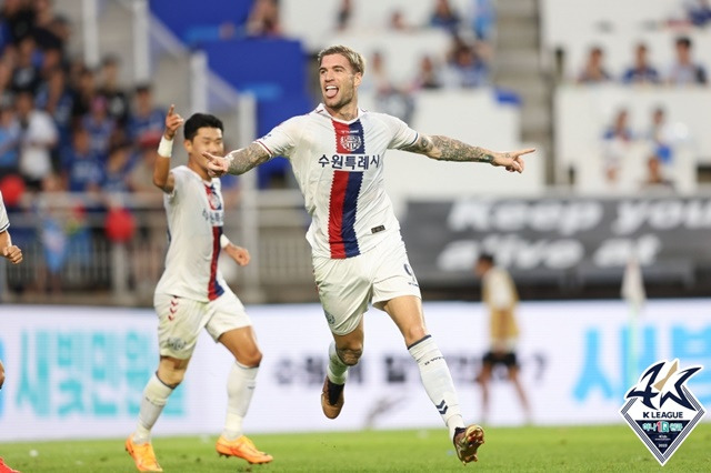 직전 수원삼성전에서 골을 넣은 수원FC 라스(오른쪽). /사진=한국프로축구연맹 제공