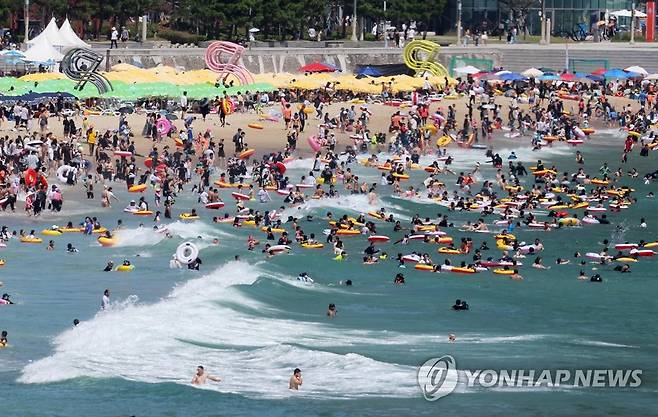 태풍 북상…거센 파도 속 물놀이 지난 6일 오후 부산 해운대해수욕장이 피서객들로 북적이고 있다. 해운대해수욕장은 바닷물의 높이가 가장 높아지는 대조기와 북상하는 제6호 태풍 카눈의 영향으로 이날 오전까지 부분적으로 수영금지가 내려지다 이날 오후부터 정상적으로 입욕이 허용되고 있다. 
  2023.8.6 handbrother@yna.co.kr