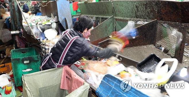 재활용 폐기물 분류 작업 [연합뉴스 자료사진]